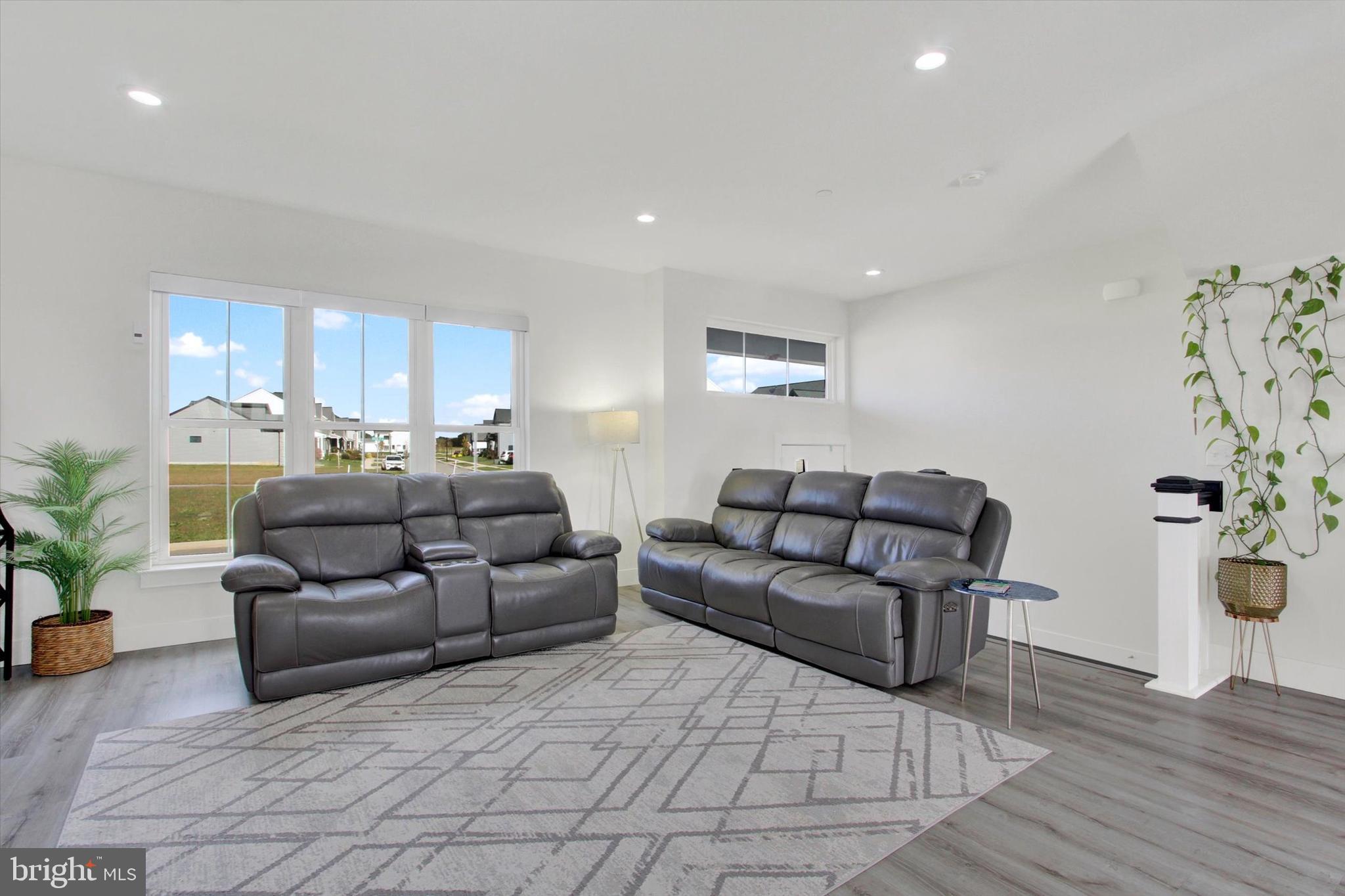 MADISON COURT - Residential