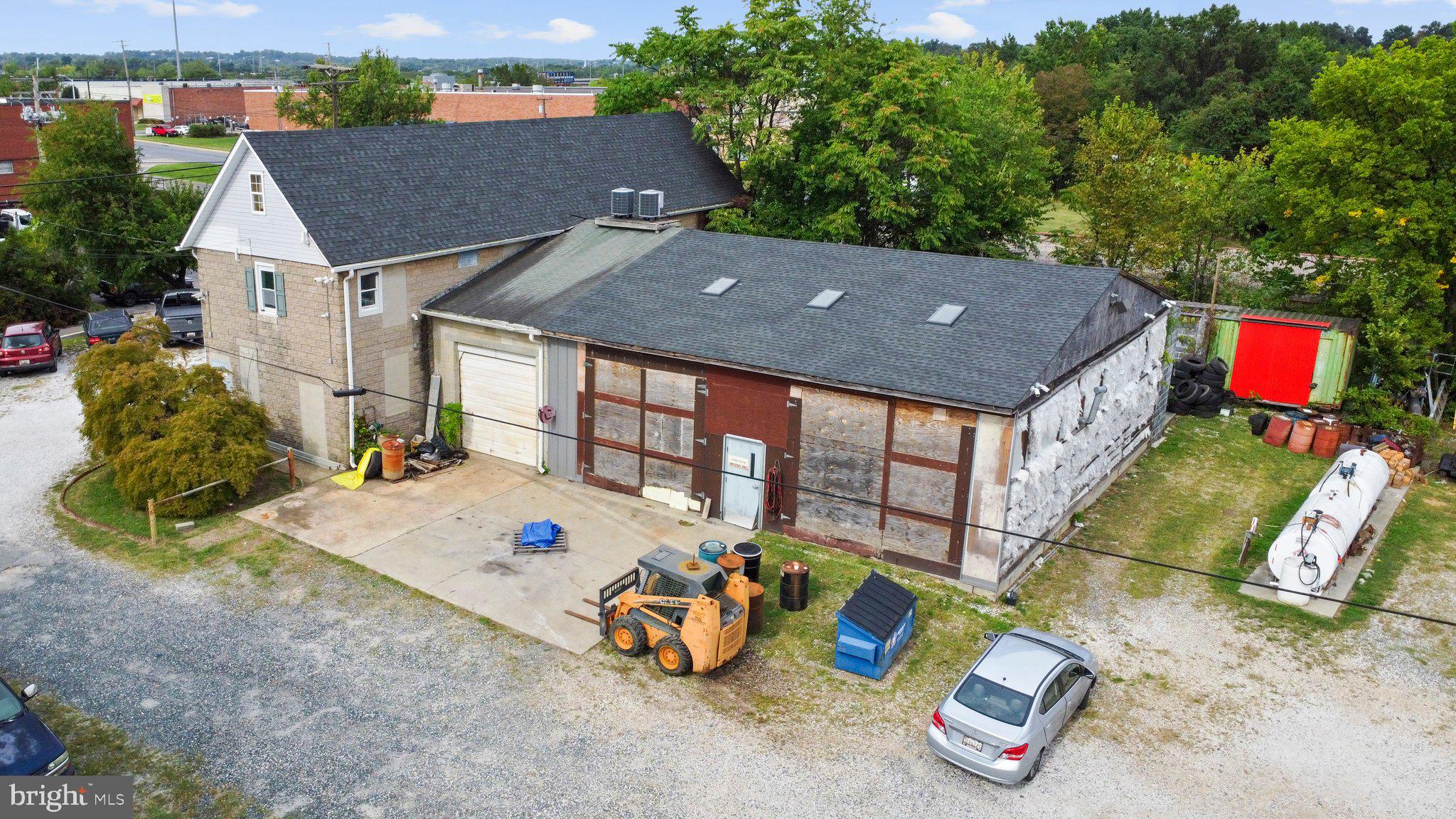 Main image without alt text