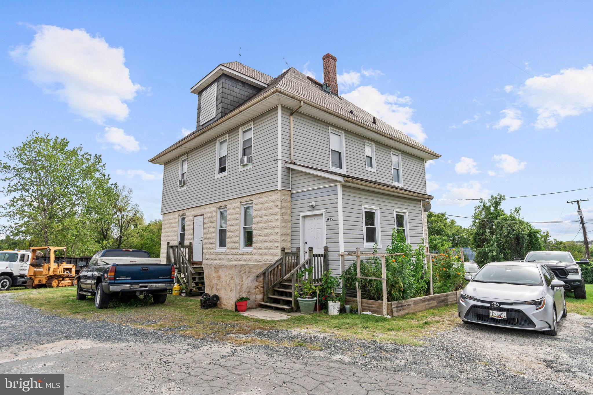 Main image without alt text