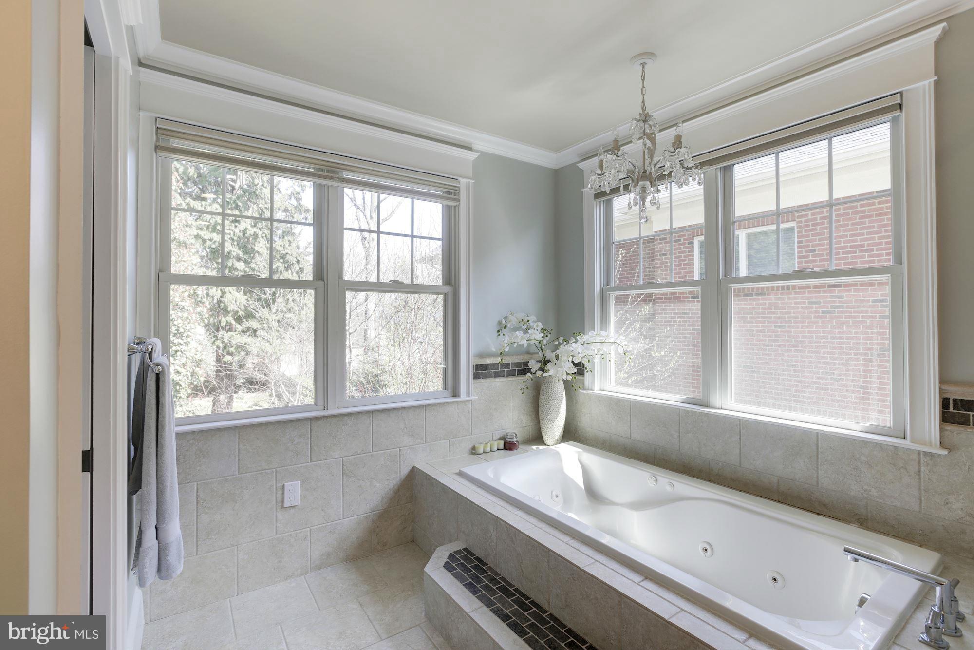 COUNTRY CLUB - Residential