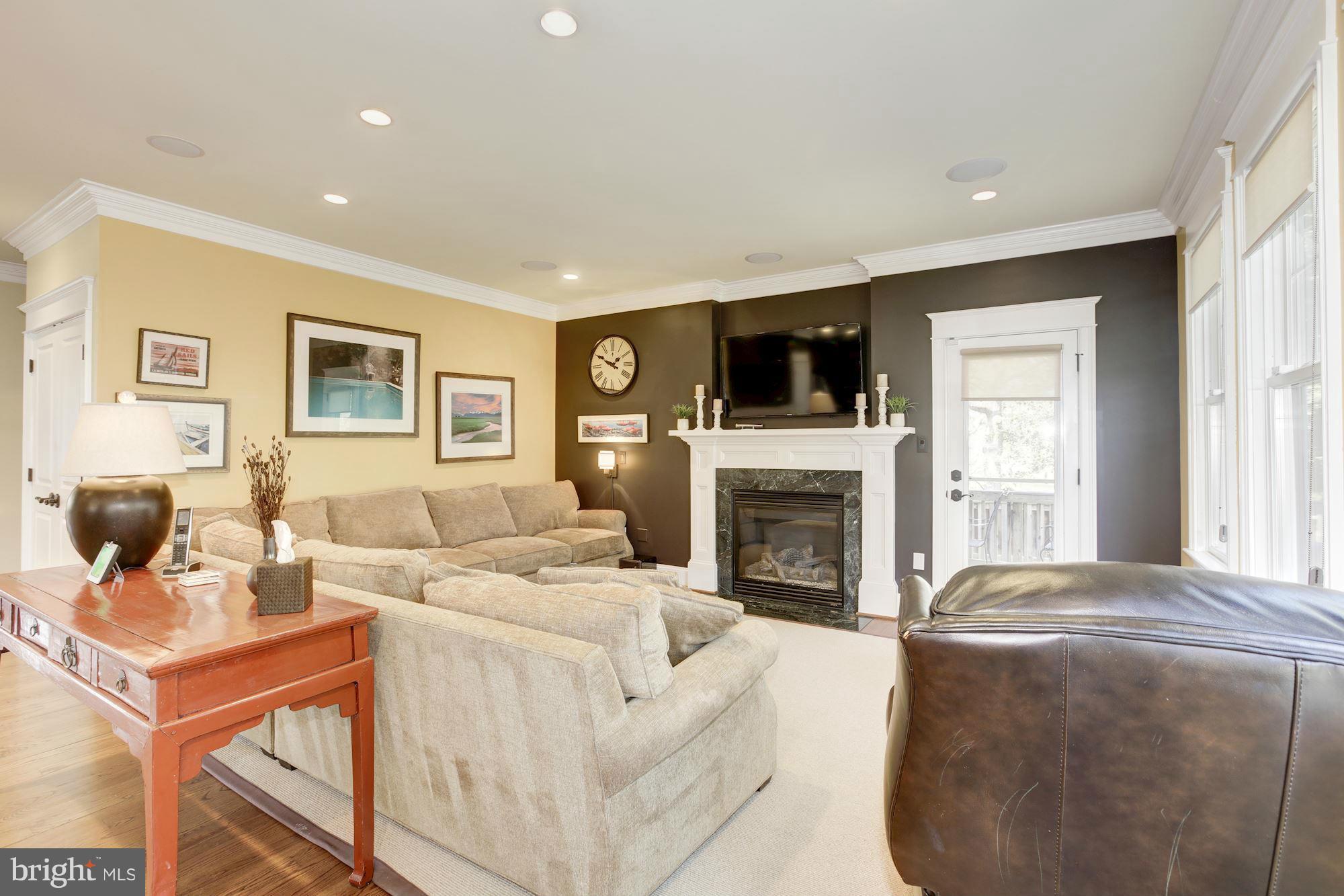 COUNTRY CLUB - Residential