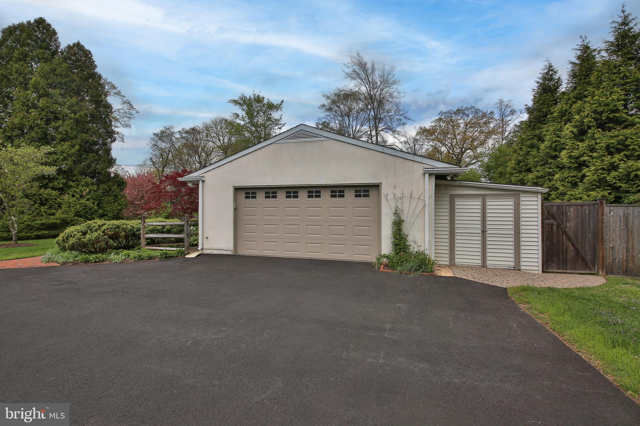 PEBBLE HILL - Residential