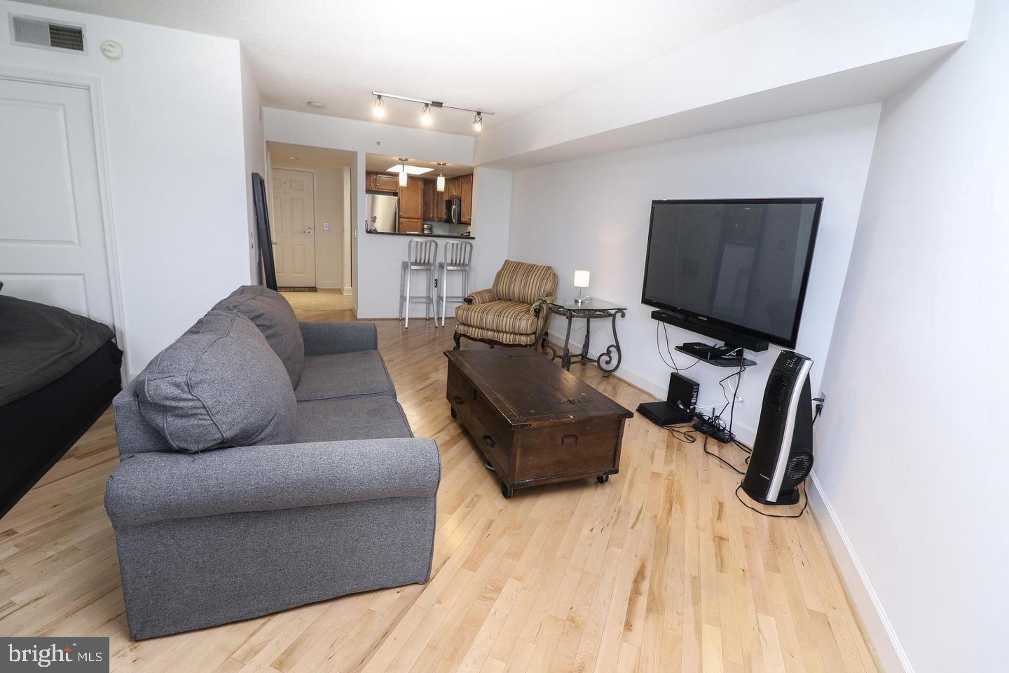 CARLTON HOUSE - Residential Lease