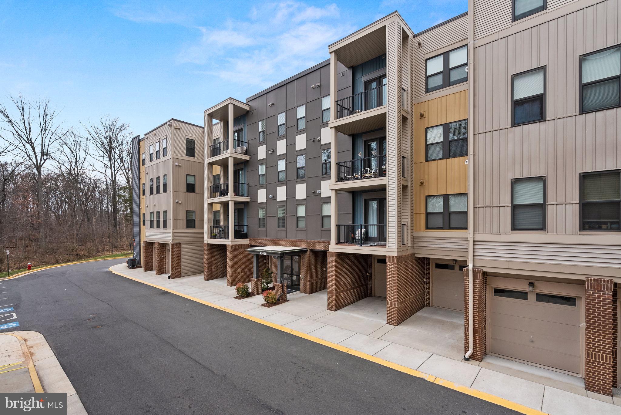 SIGNATURE AT BROADLANDS - Residential