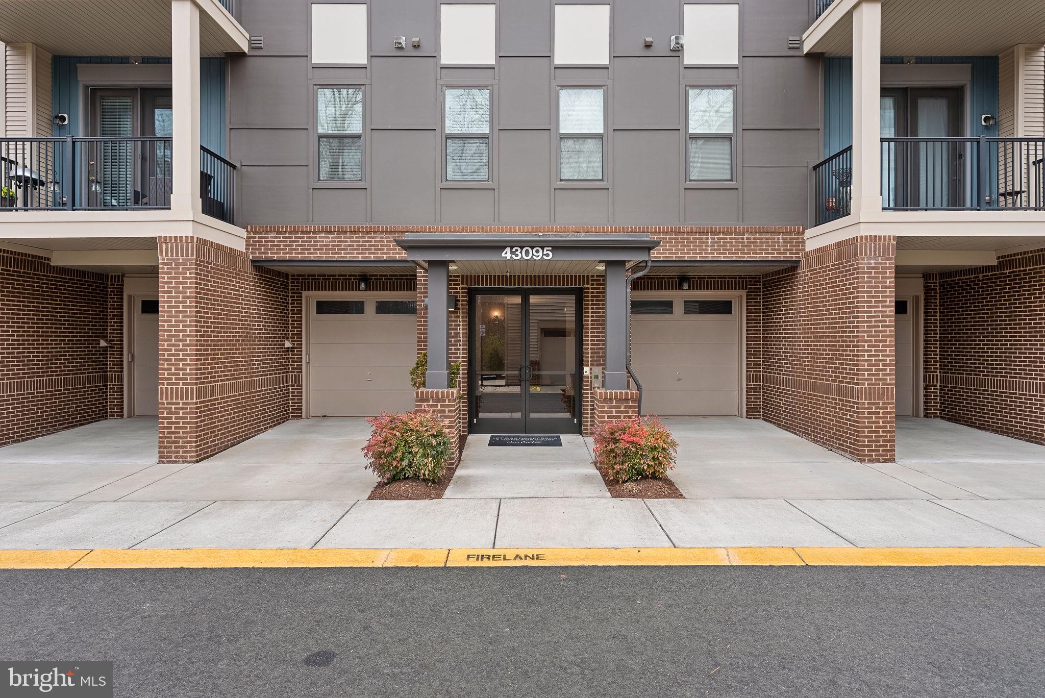 SIGNATURE AT BROADLANDS - Residential