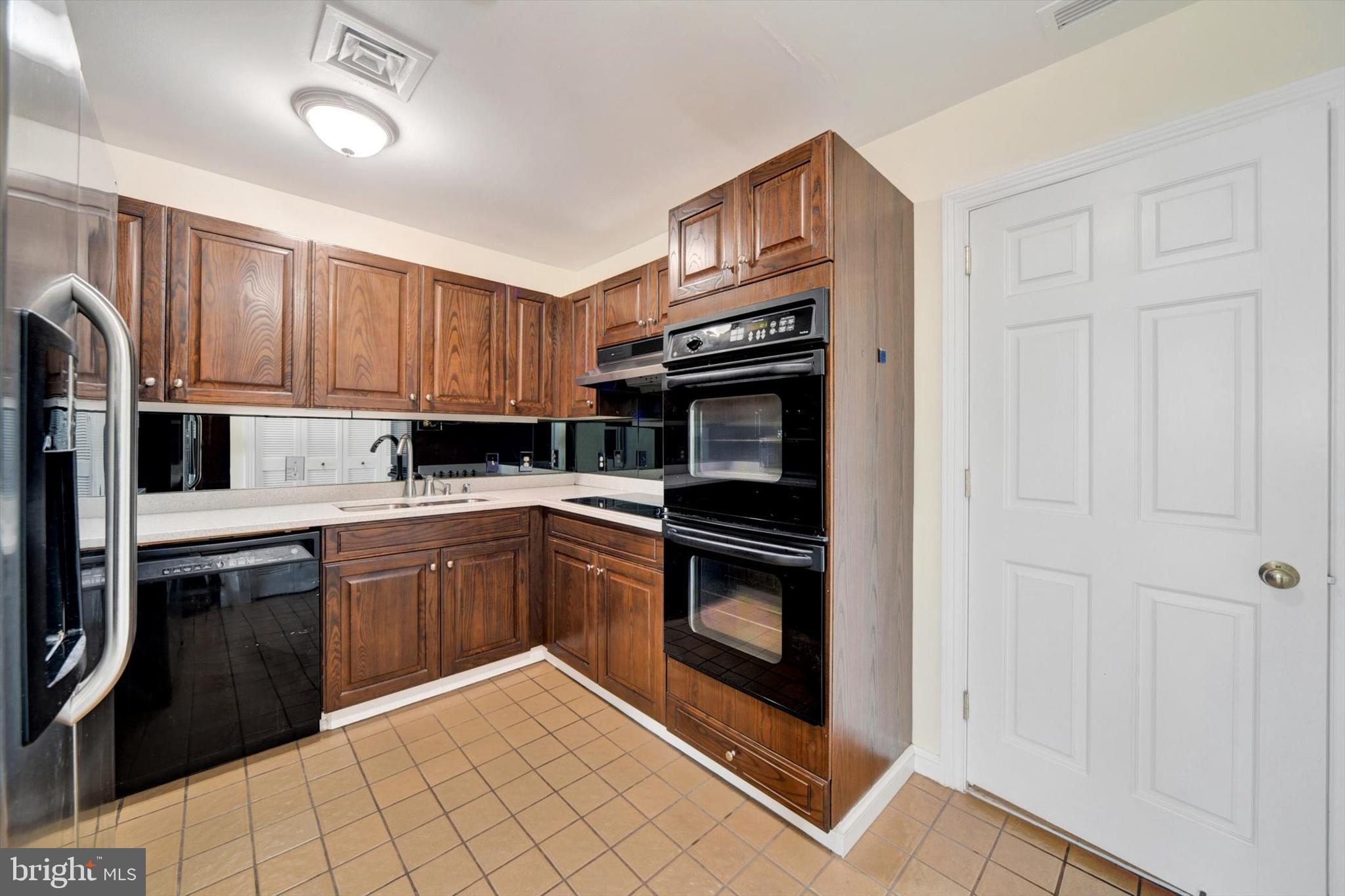 HARBOR COURT CONDOMINIUMS - Residential