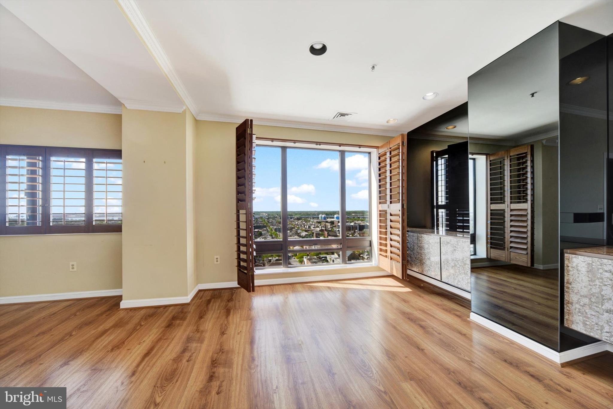 HARBOR COURT CONDOMINIUMS - Residential