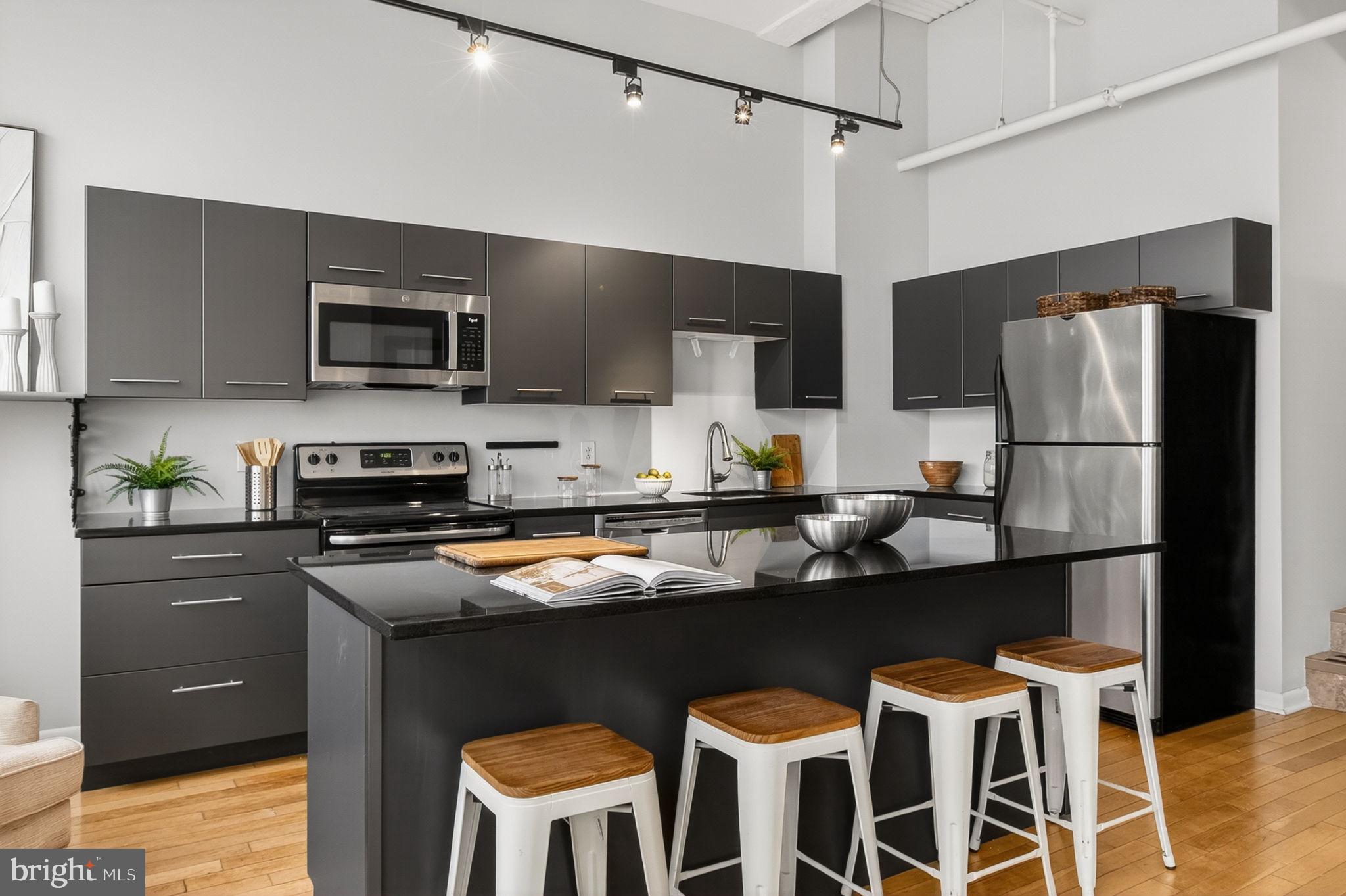 LOGAN SQUARE - Residential