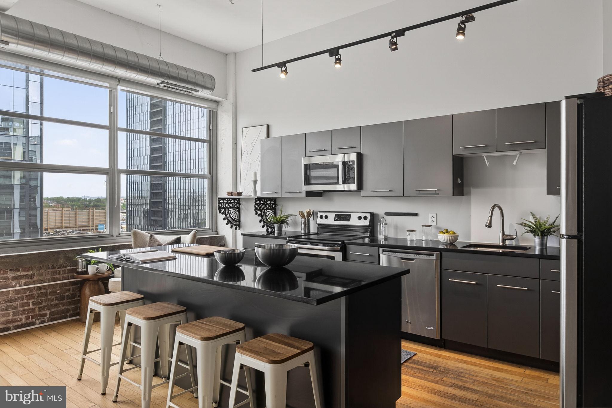 LOGAN SQUARE - Residential