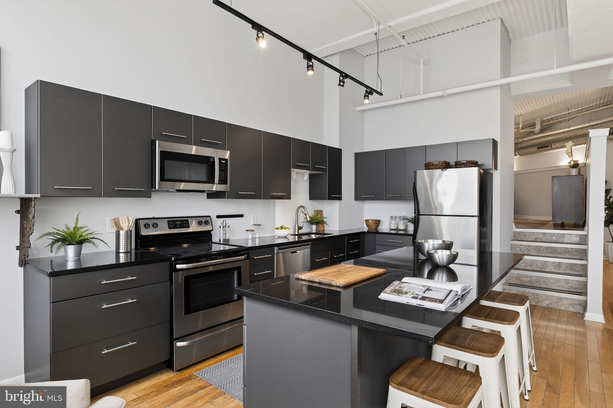 LOGAN SQUARE - Residential