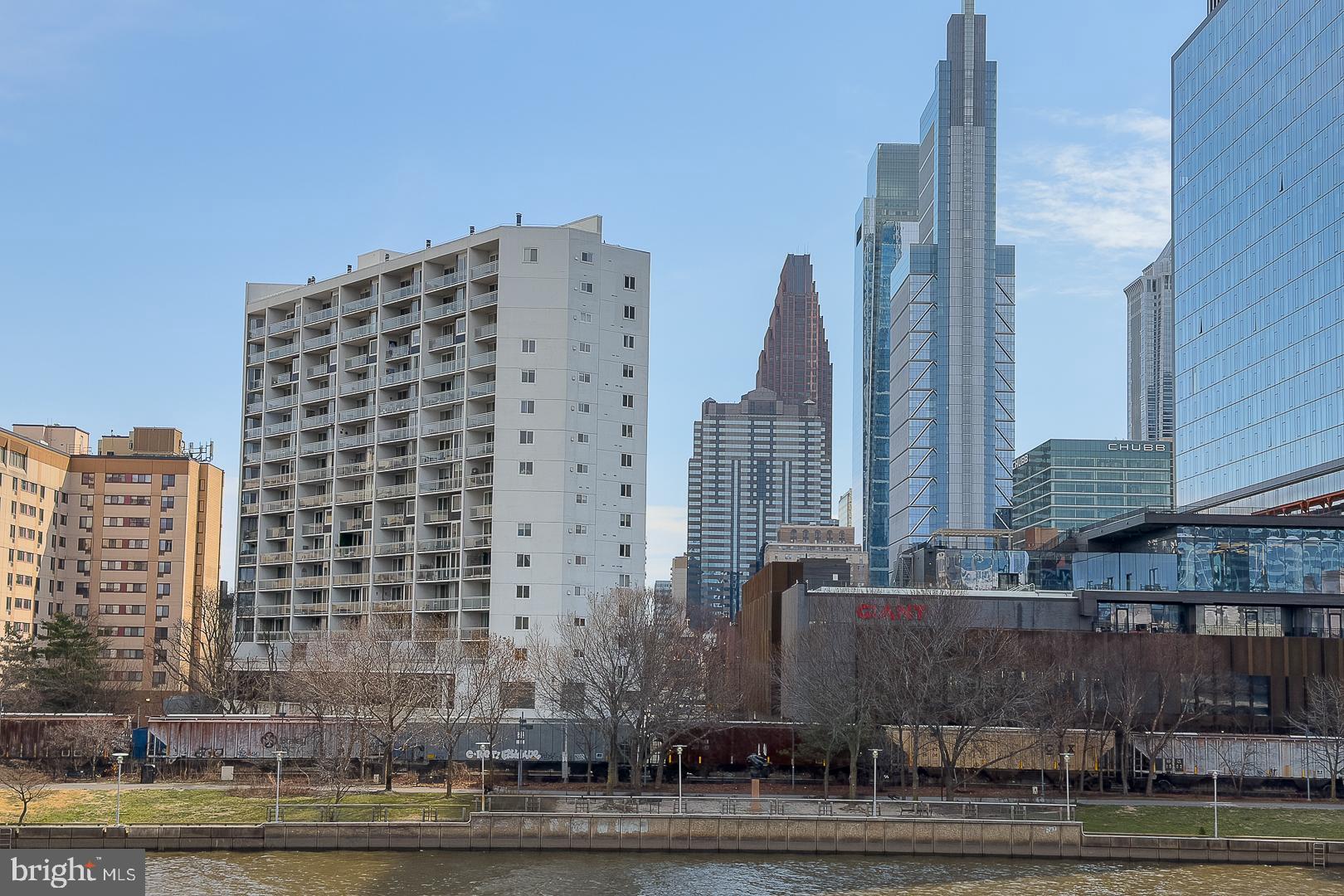 LOGAN SQUARE - Residential