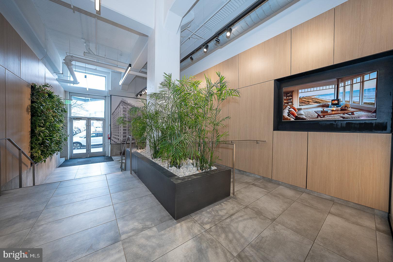 LOGAN SQUARE - Residential