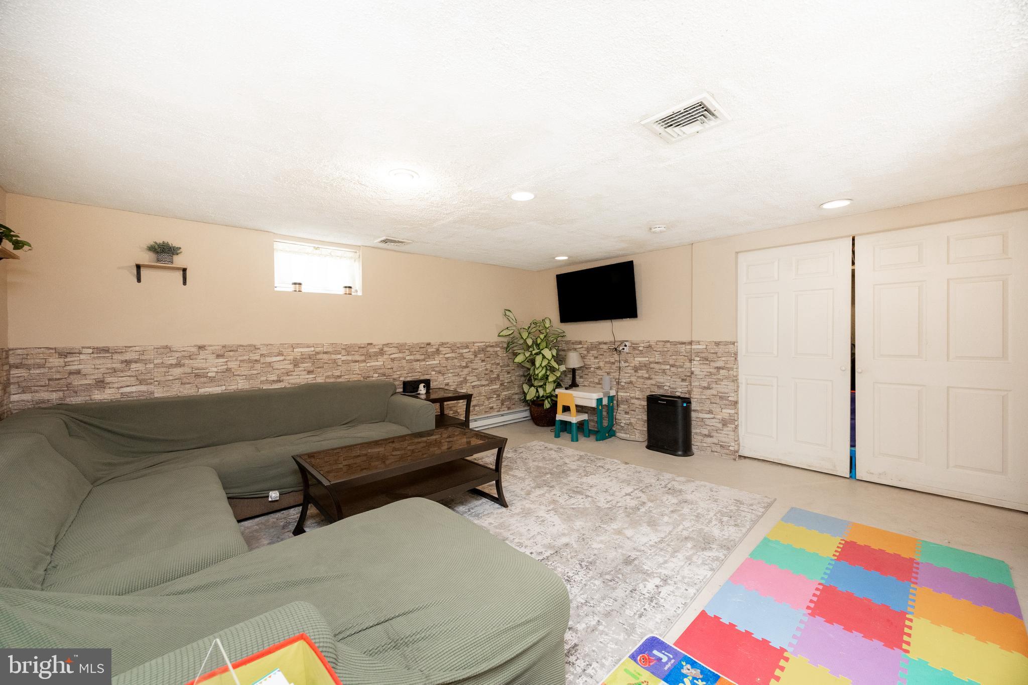 UPLAND VIL - Residential