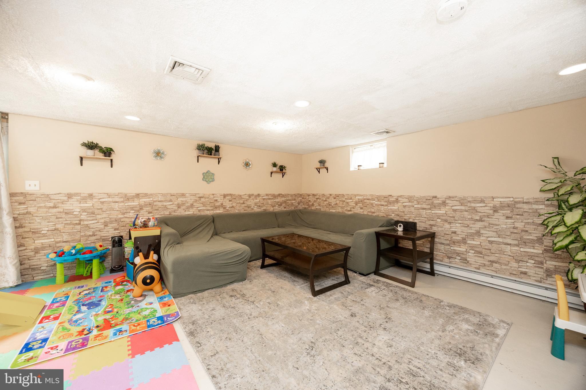 UPLAND VIL - Residential