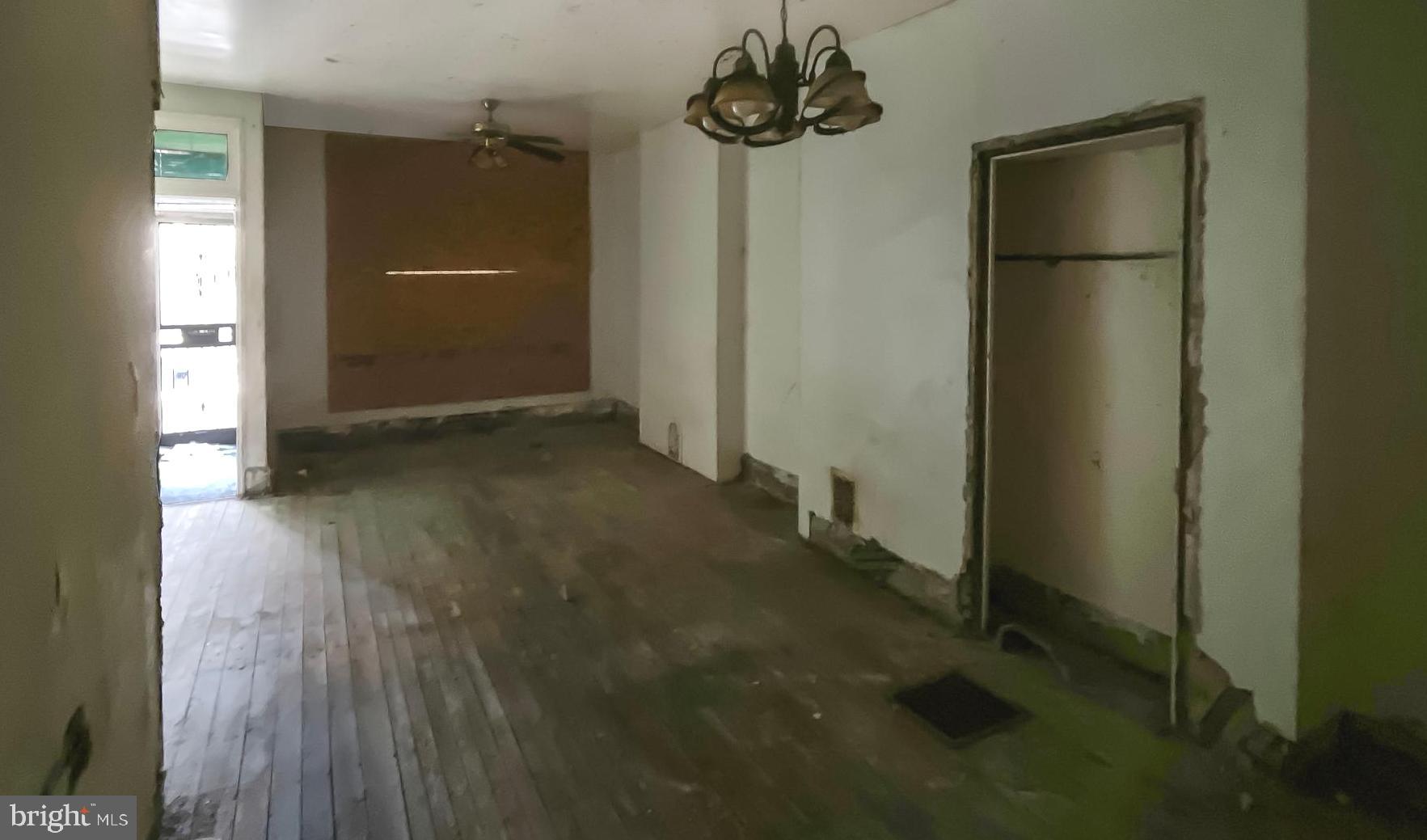 STRAWBERRY MANSION - Residential