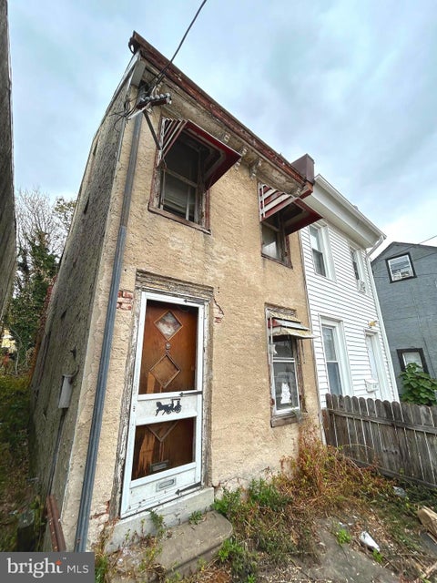 Townhouse For Sale - 217 E Ashmead Street<br/> PHILADELPHIA, PA 19144