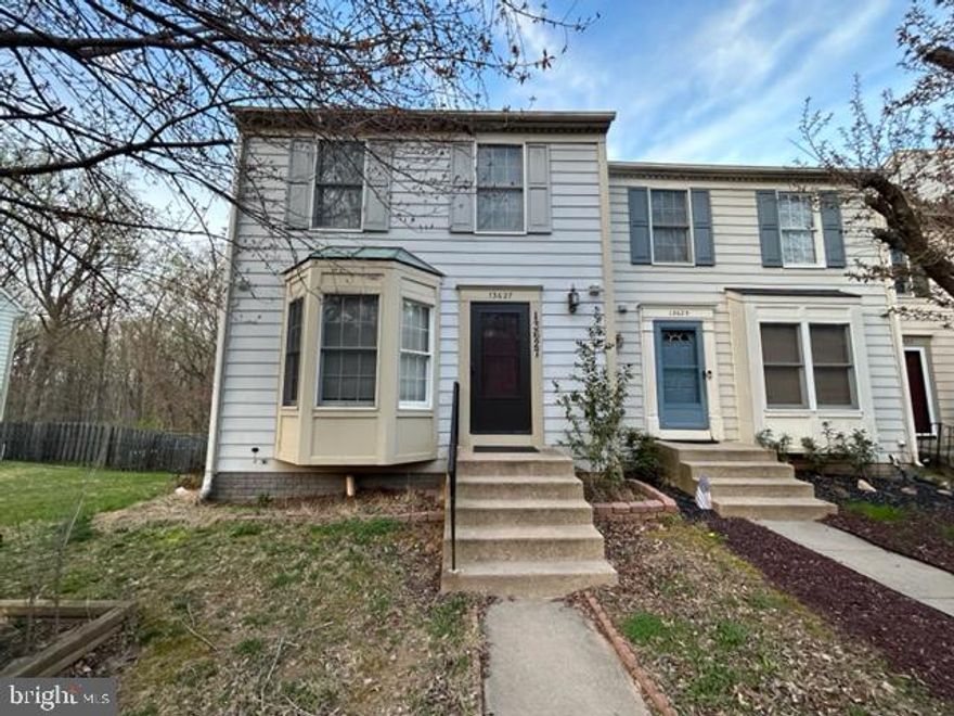 Bright and large 3 level end unit, wood flrs, backing to private woods, quiet friendly neighborhood,
bay window in table space kit., newly painted interior, master bedrm has full tub & shower, tile floors in
bathrms, window in bathroom, FP has attractive mantel,.