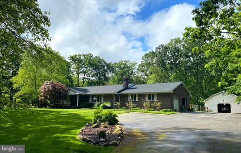 Photo of 40886 Lewis Court, LEESBURG, VA 20175 (MLS # VALO2116828)