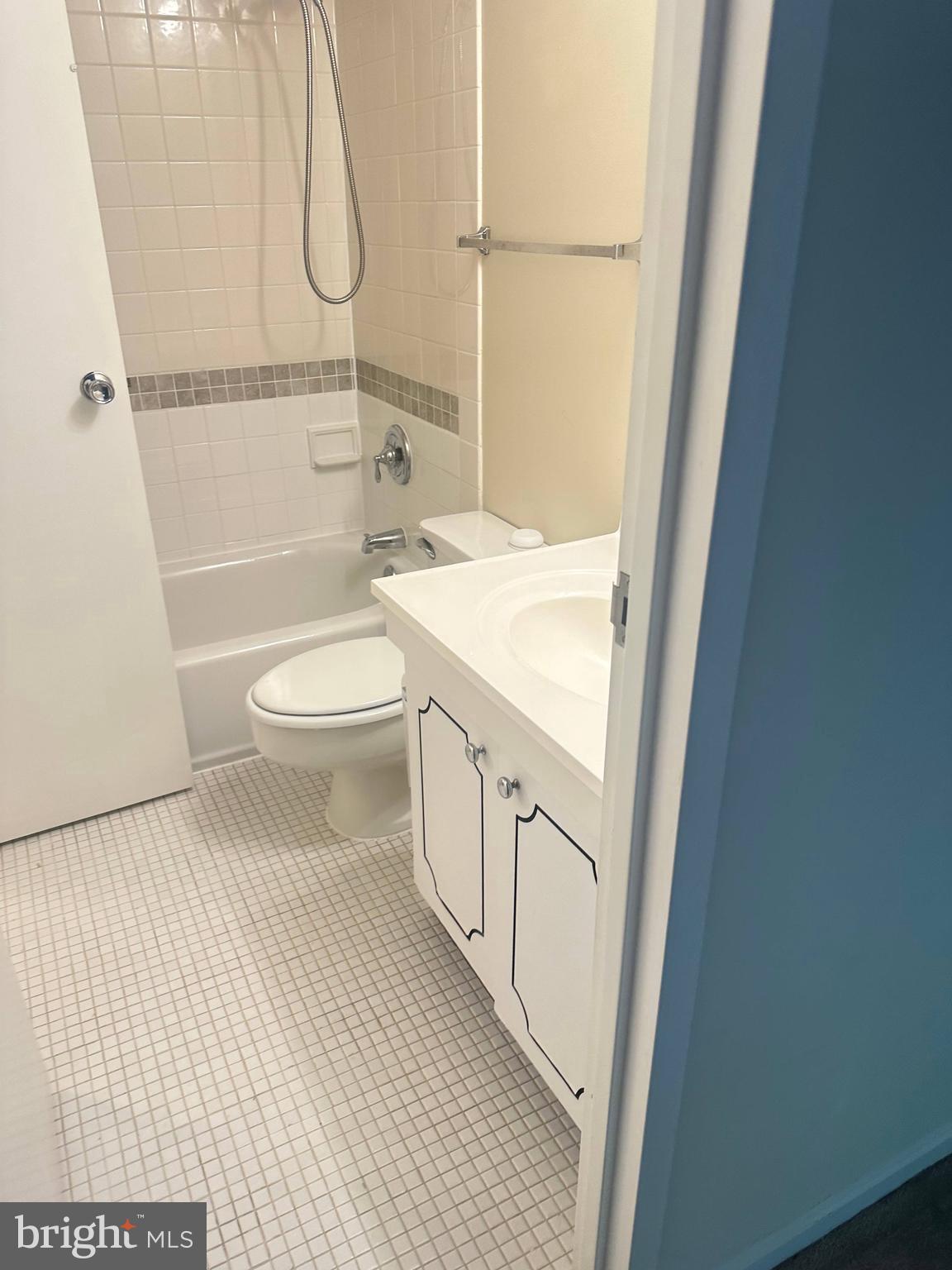 HAWTHORNE VILLAGE - Residential Lease