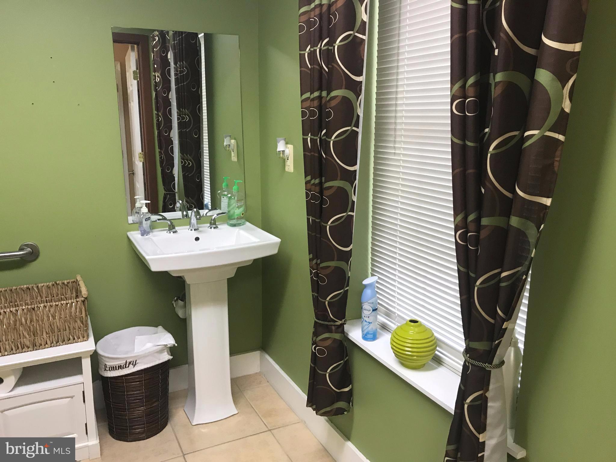 OLD DOMINION SQUARE CONDOMINIUMS - Commercial Lease