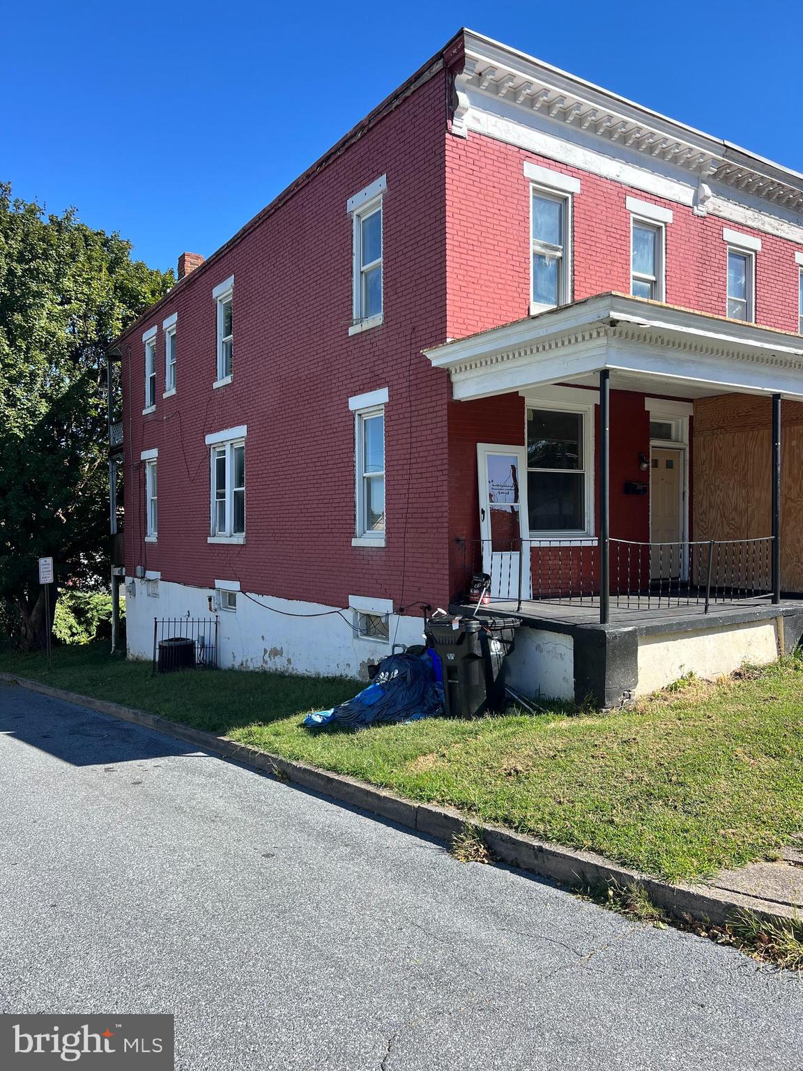 Nice investment opportunity, 3 BRs, 1 bath, hi efficiency gas furnace, central a/c, partially finished basement. Don't miss out!
