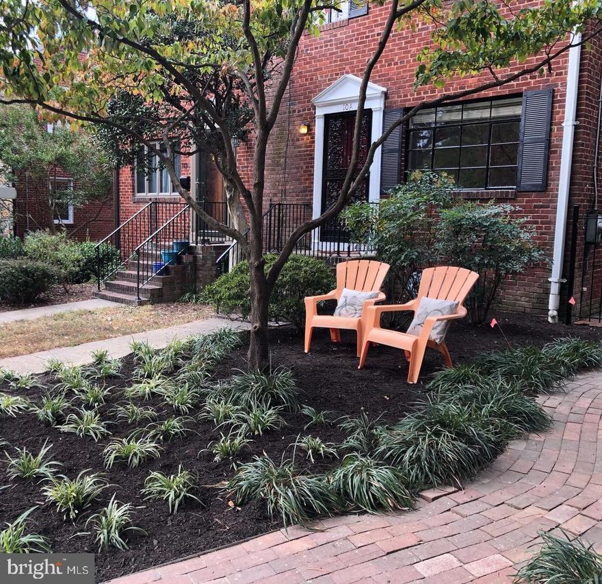 Delightful duplex in super convenient  LOCATION!  Walk to 2 metros; across from Grape and Bean coffee and wine shop.  Tennis court and park are just out front door.  Stroll to Old Town, or explore Del Ray's "Avenue"!  HW floors on two levels, shaded deck off kitchen, spacious, nicely landscaped front, and large back yard with with storage shed for bikes and tools.. Easy street parking in front of house.