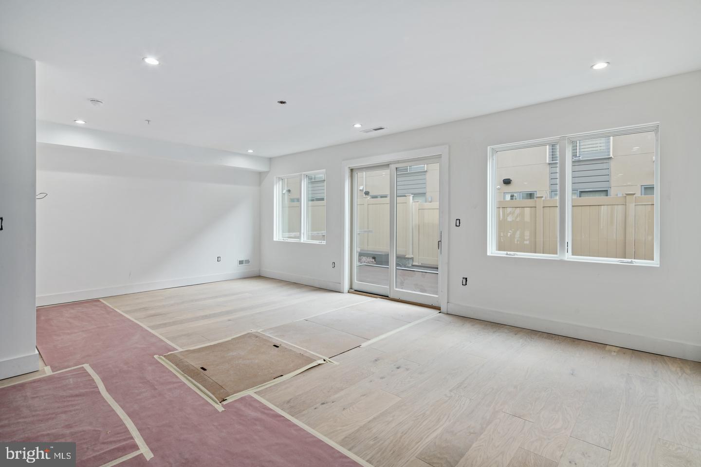 LOGAN SQUARE - Residential