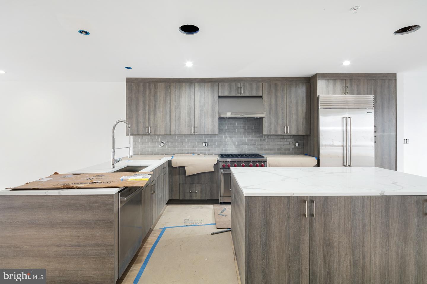 LOGAN SQUARE - Residential