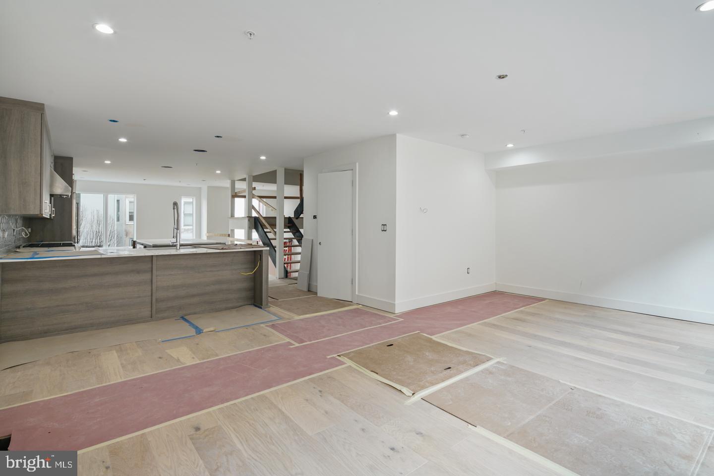 LOGAN SQUARE - Residential