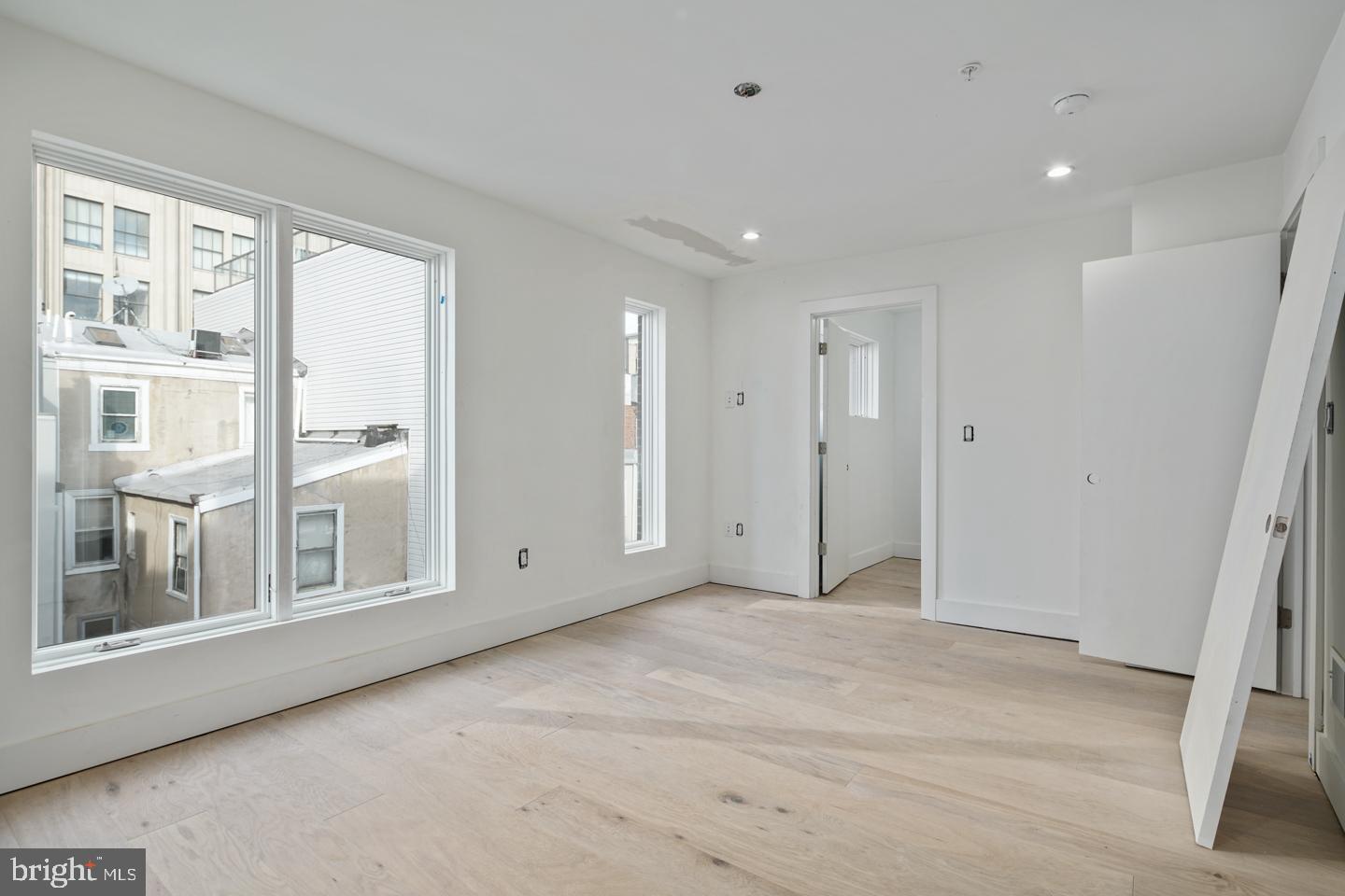 LOGAN SQUARE - Residential