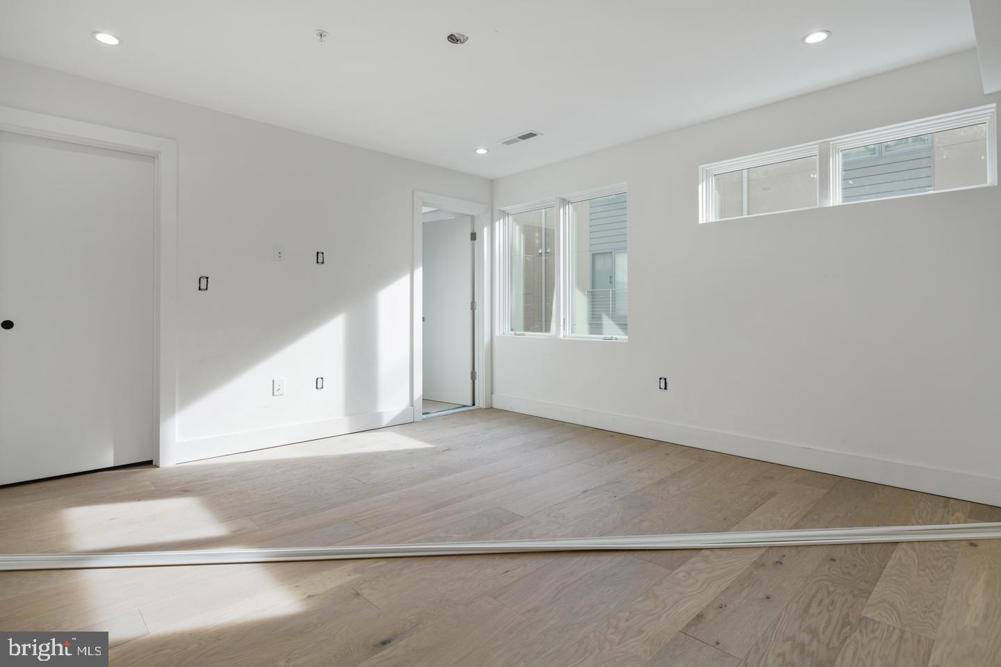 LOGAN SQUARE - Residential