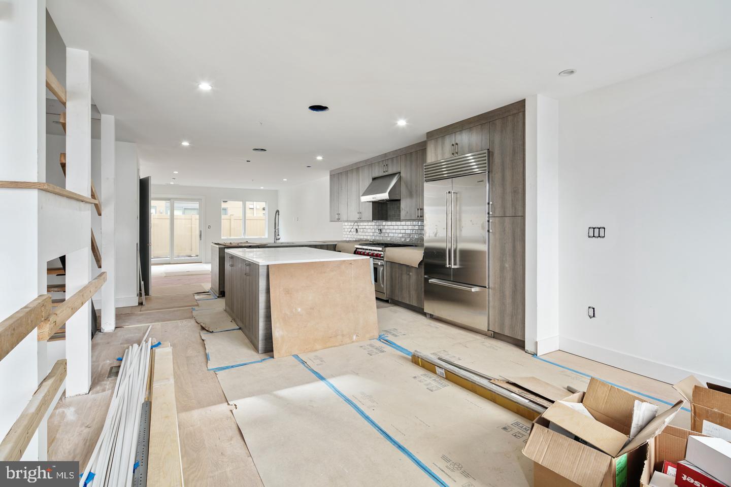 LOGAN SQUARE - Residential