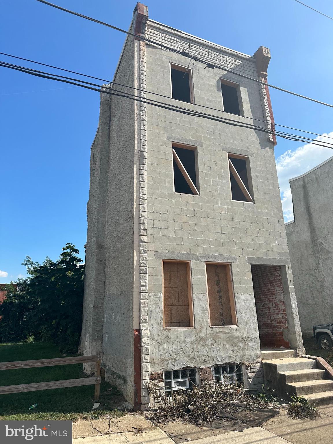 "INVESTOR SPECIAL" Renovation waiting for the right developer in this budding and up and coming area.