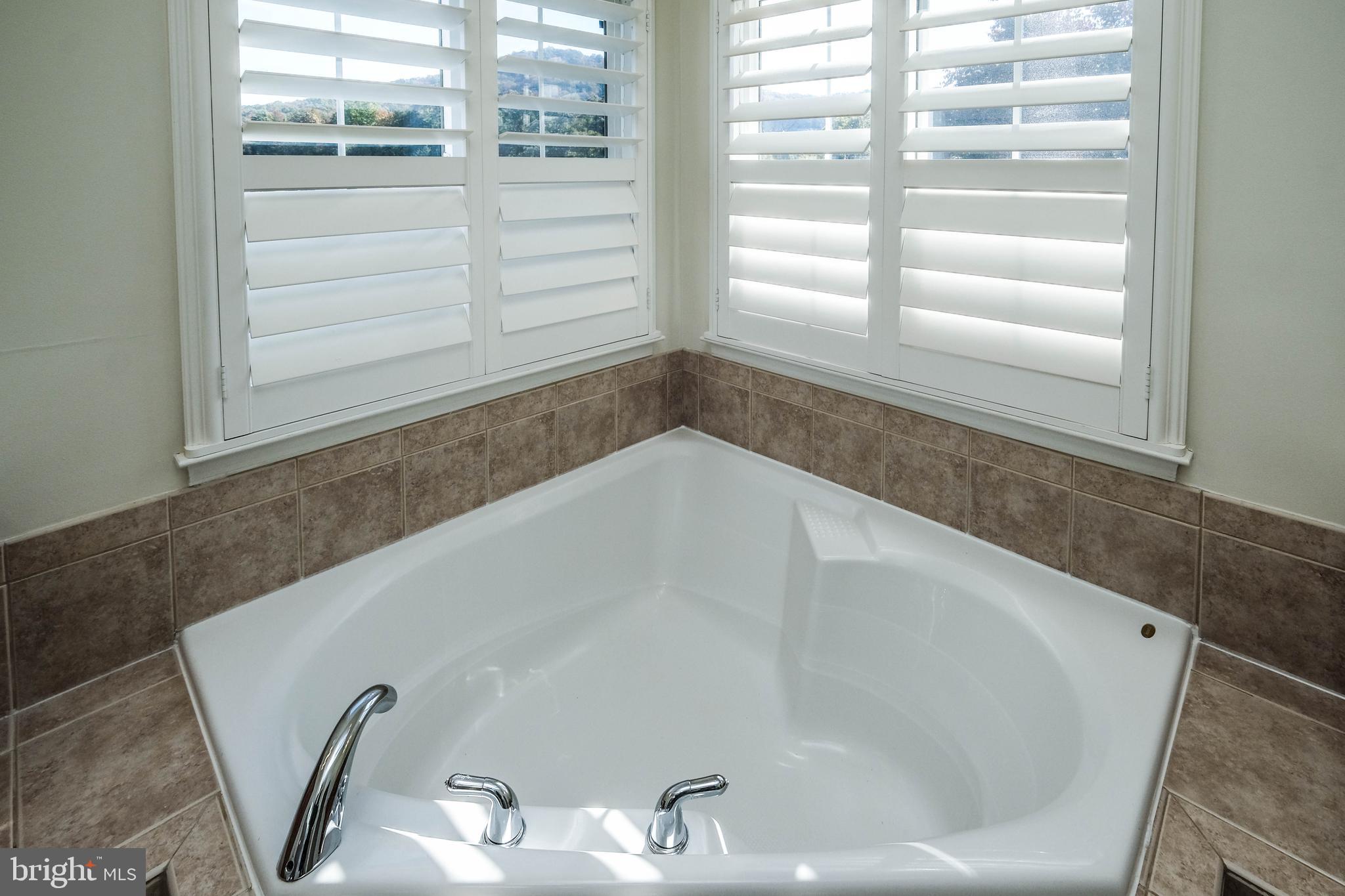 HAPPY CREEK KNOLLS - Residential