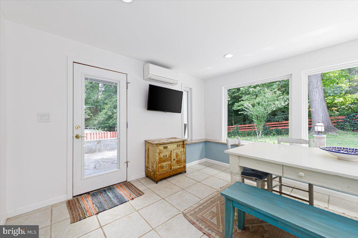 CRESTWOOD MANOR - Residential Lease