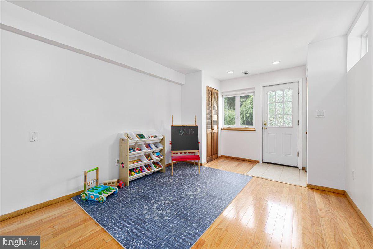 CRESTWOOD MANOR - Residential Lease