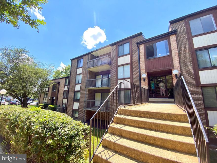 HEART of FAIRFAX!! Beautiful quiet, very spacious and bright 1Bed 1Bath Condo, just minutes drive/walk to Vienna Metro station. Washer & Dryer with extra storage in Unit. Plenty of guest parking, community swimming pool. Easily accessible to many amenities including dozens of restaurants, bars, and shops. Just a few mins to I-495, I-66, route 50 and 29, quick access to a Washington DC by metro. 20 minutes to Dulles Airport and Reagan Airport. Steps to Fairfax city bus at the community entrance to Vienna metro, George Mason University, shopping centers etc. Oakton High School. MUST SEE!