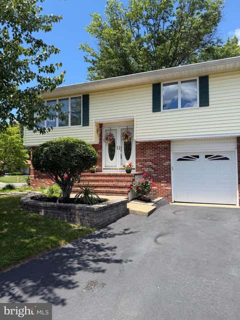 Homes For Sale - 8 Quaint Lane Ln<br/> HAMILTON, NJ 08690