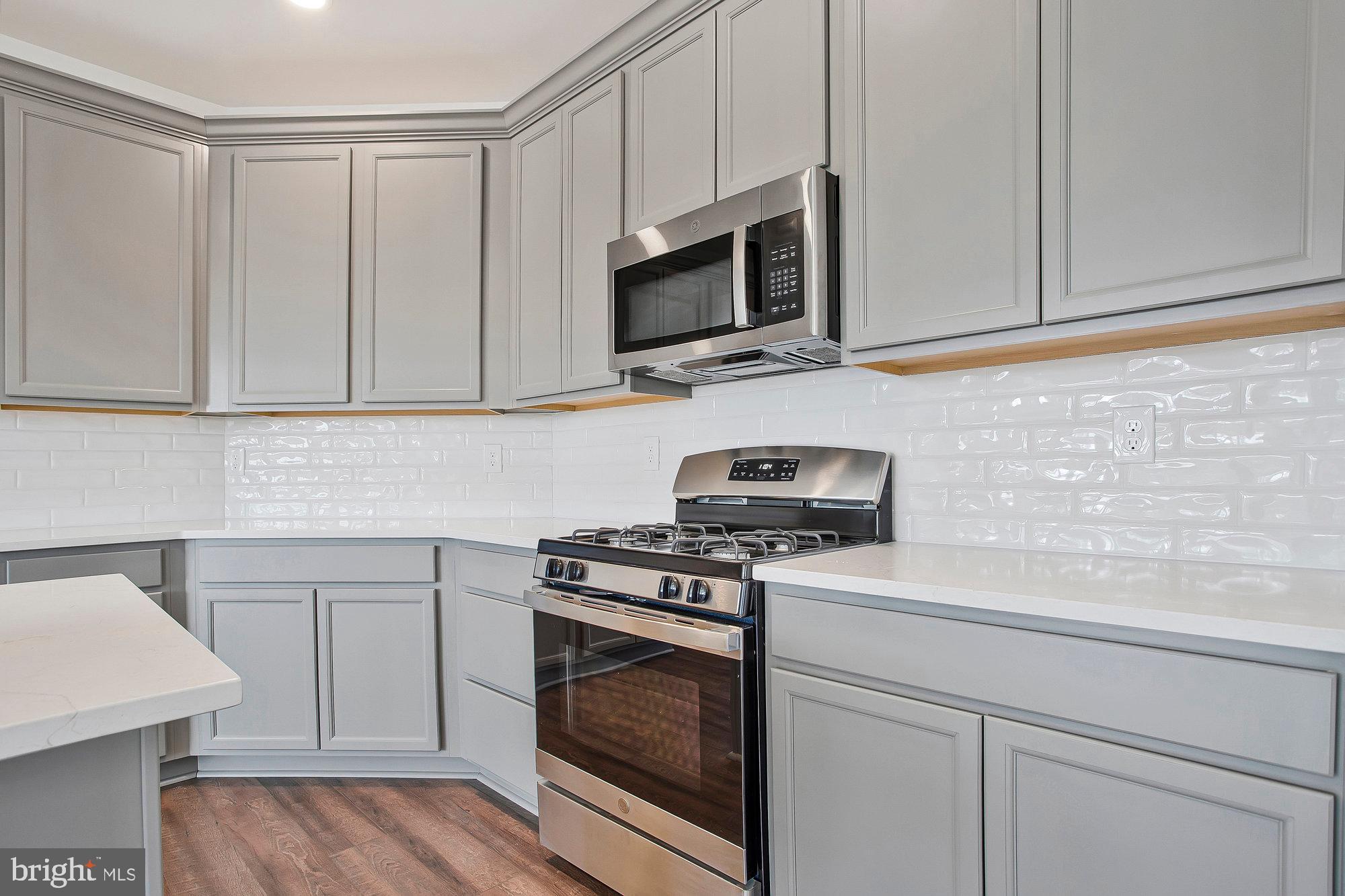 QUEEN ANNE COLONY - Residential