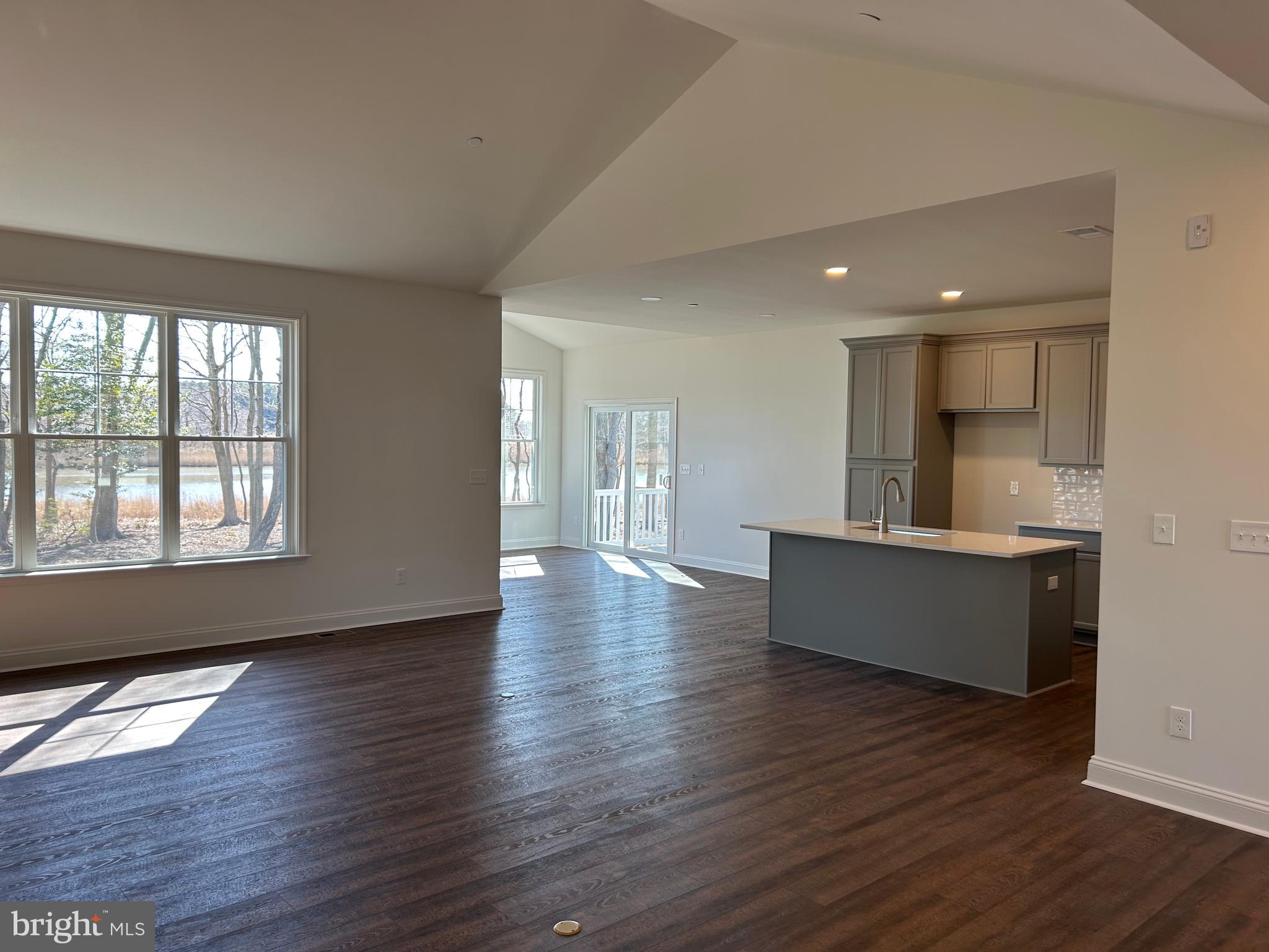 QUEEN ANNE COLONY - Residential