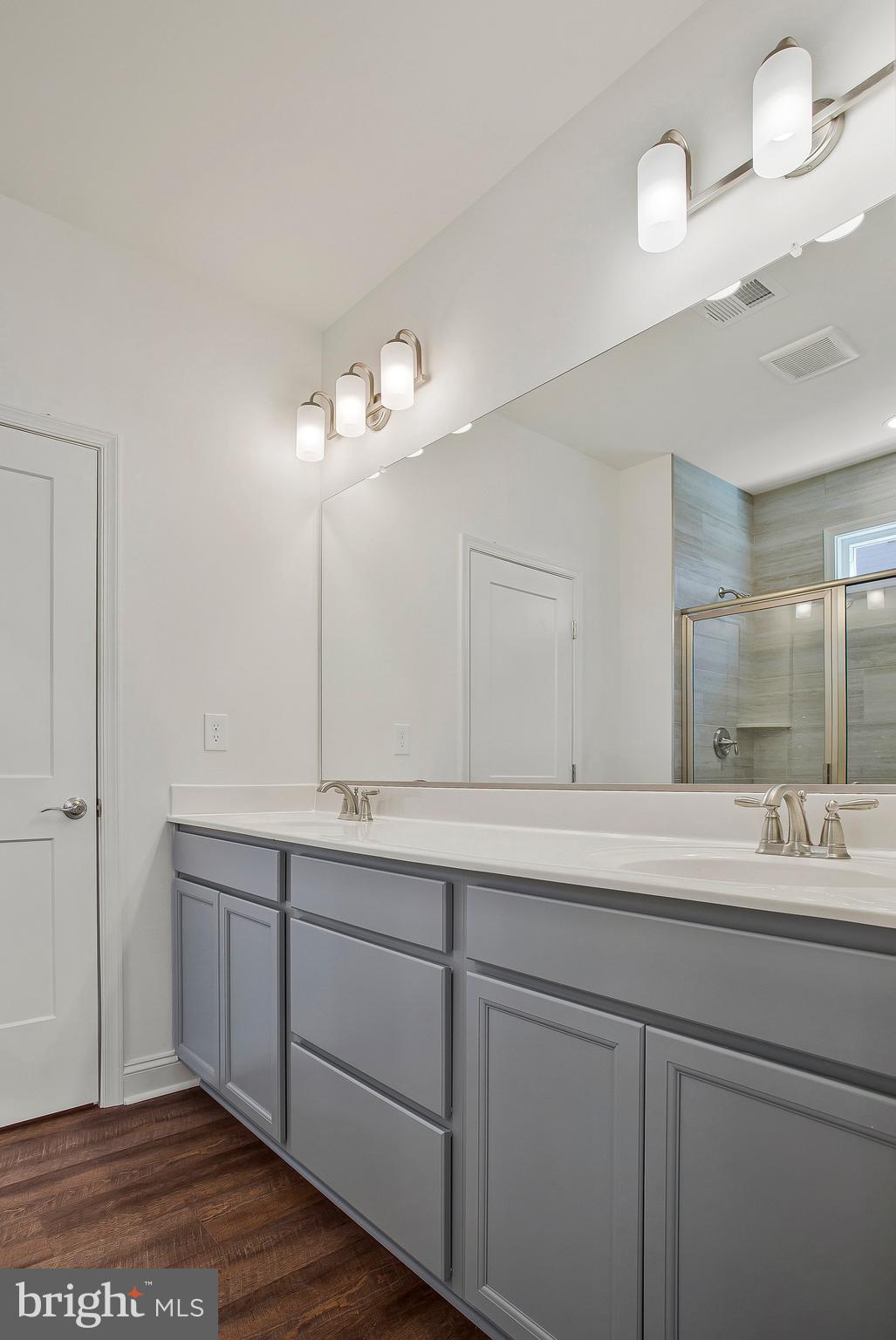 QUEEN ANNE COLONY - Residential