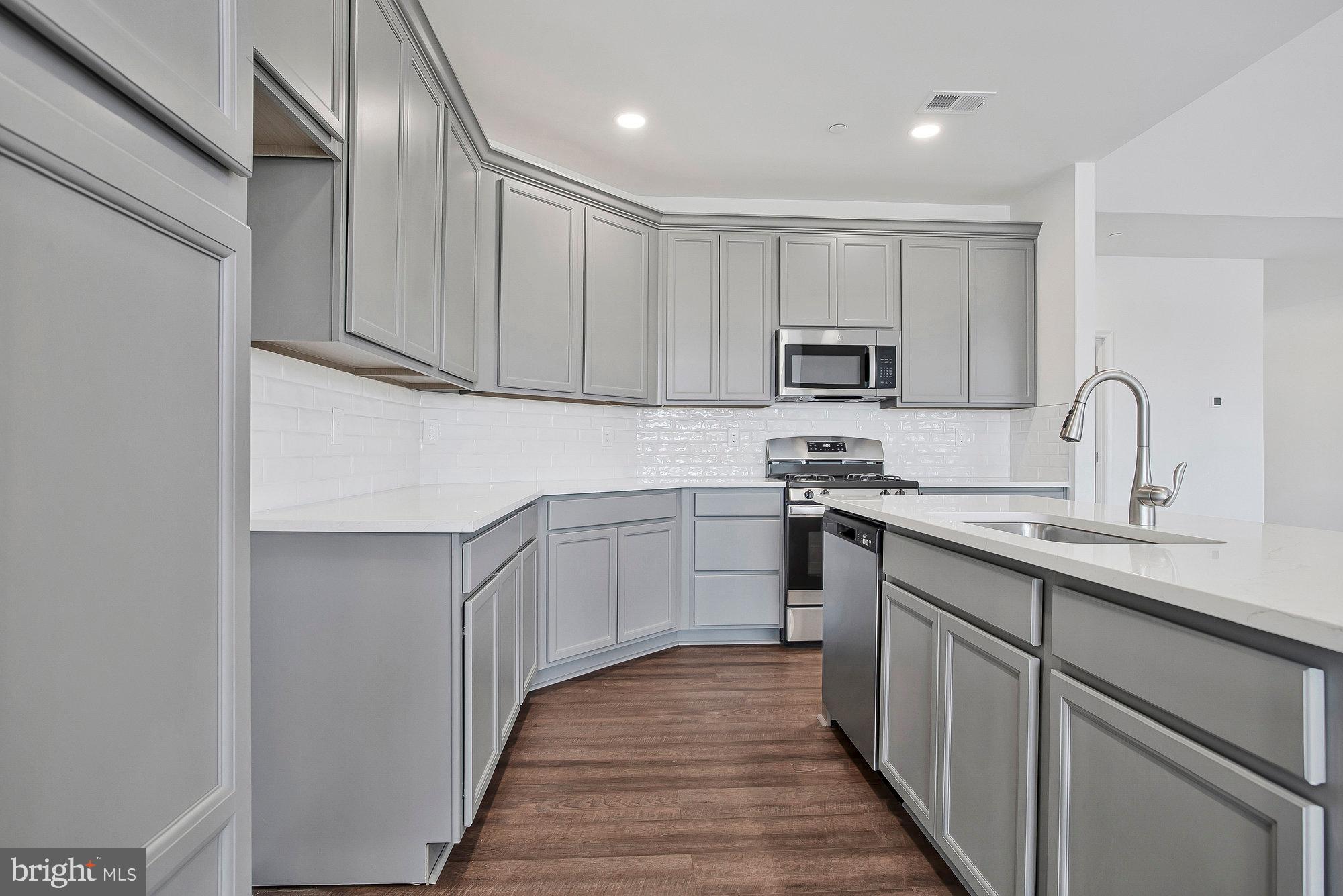 QUEEN ANNE COLONY - Residential