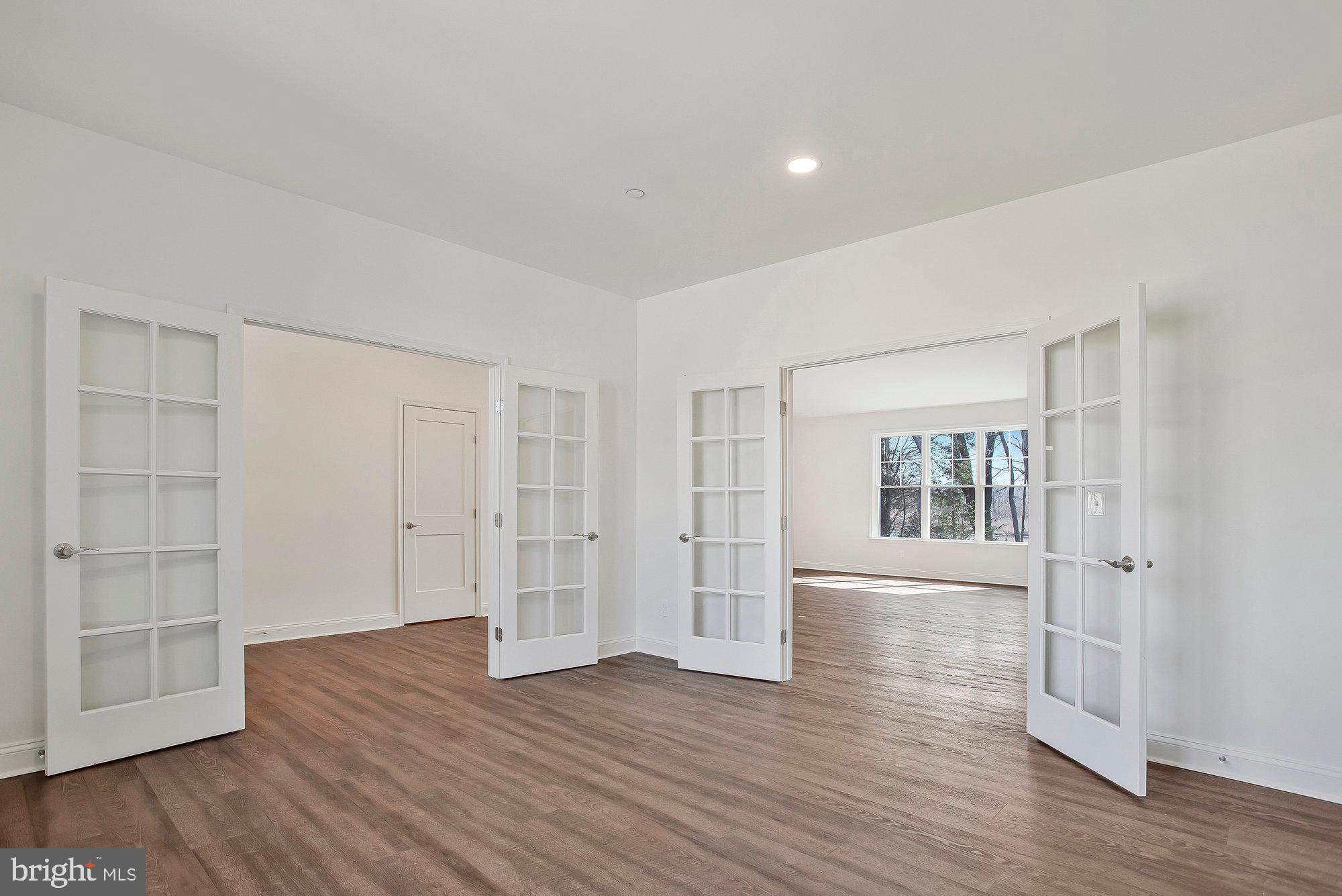 QUEEN ANNE COLONY - Residential