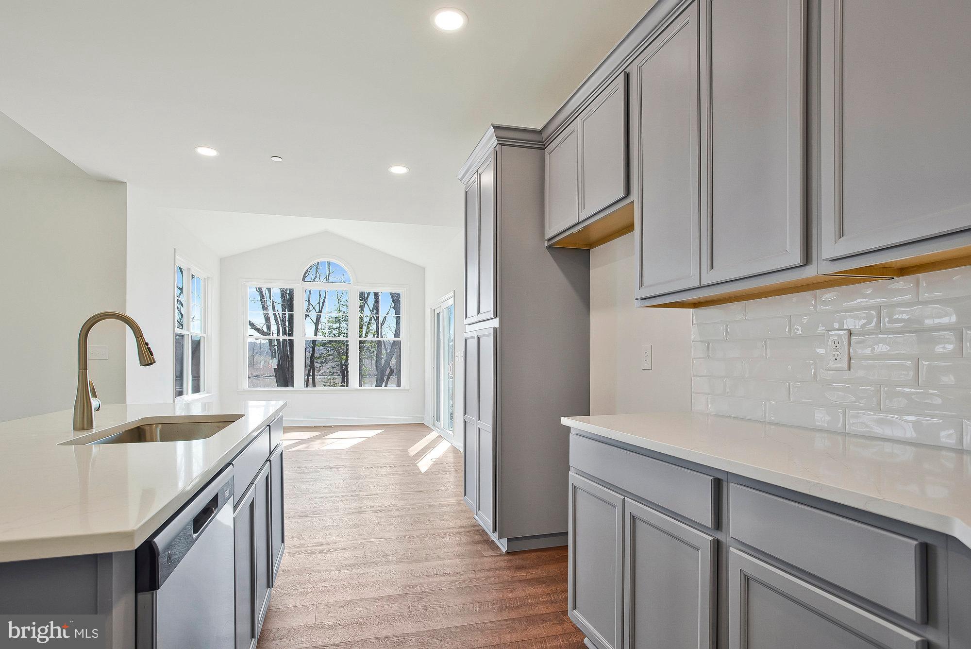 QUEEN ANNE COLONY - Residential