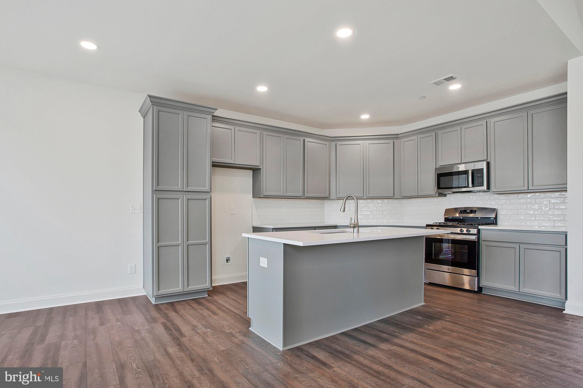 QUEEN ANNE COLONY - Residential