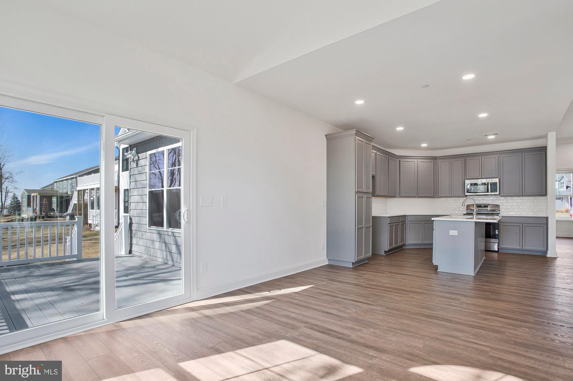 QUEEN ANNE COLONY - Residential