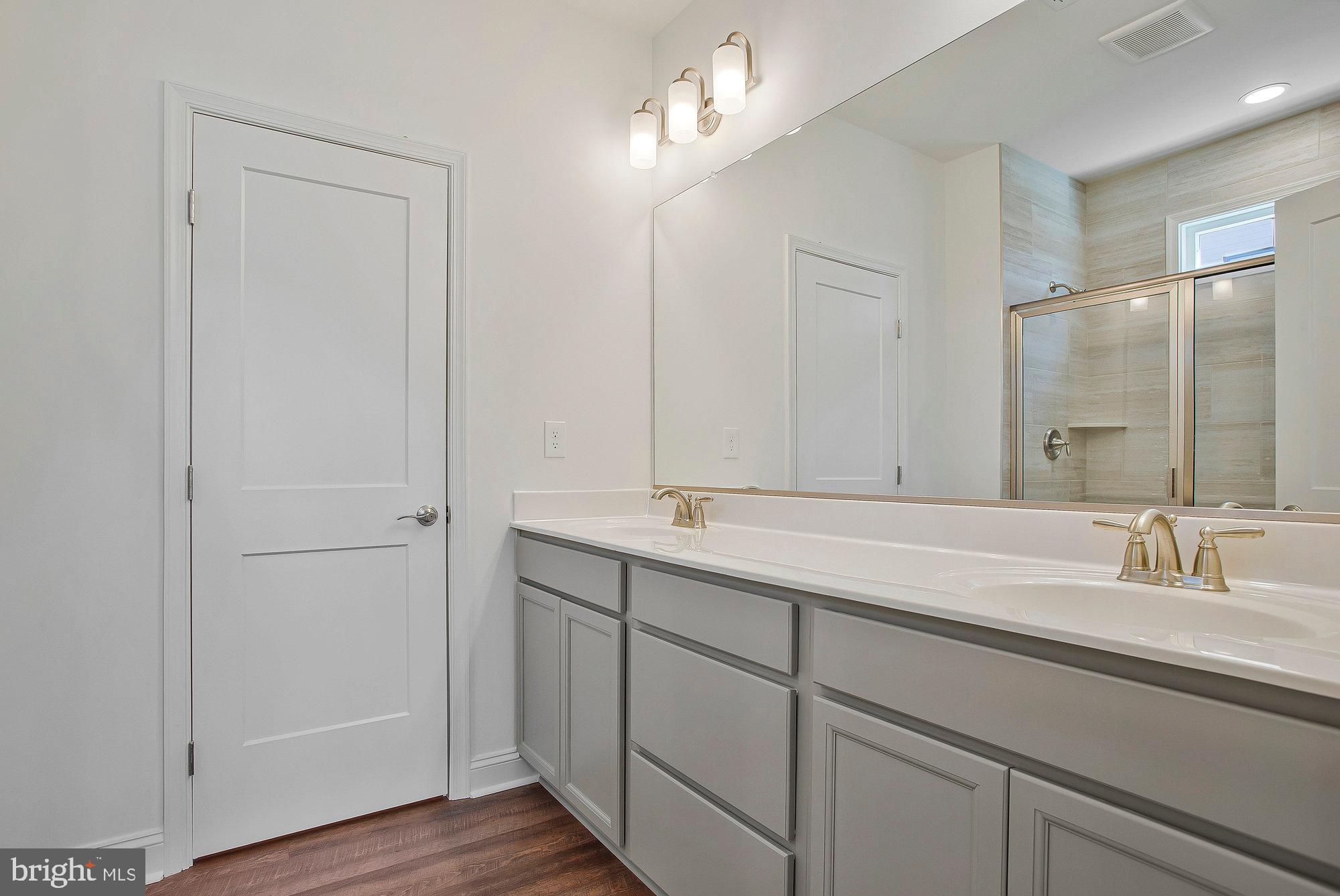 QUEEN ANNE COLONY - Residential