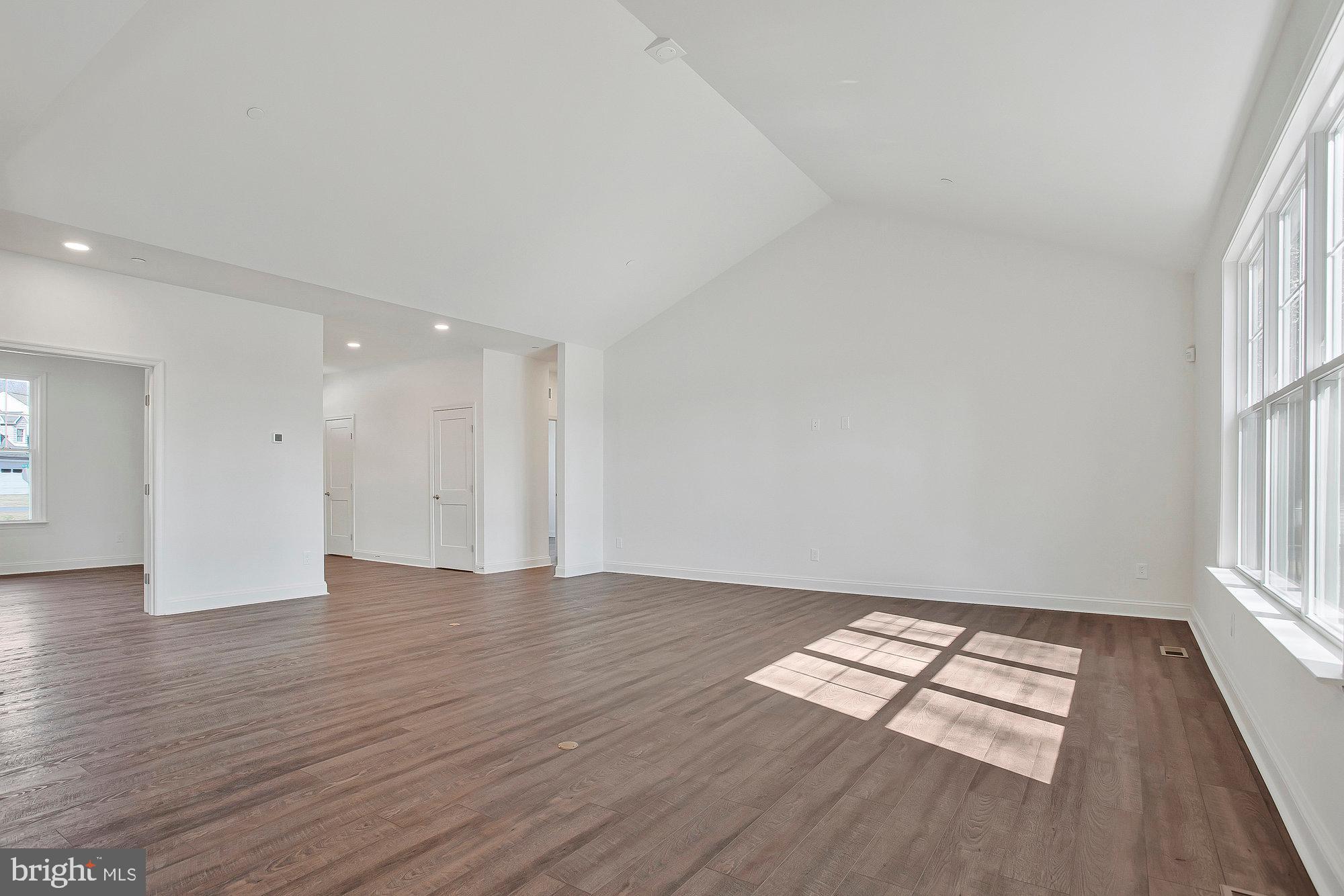 QUEEN ANNE COLONY - Residential