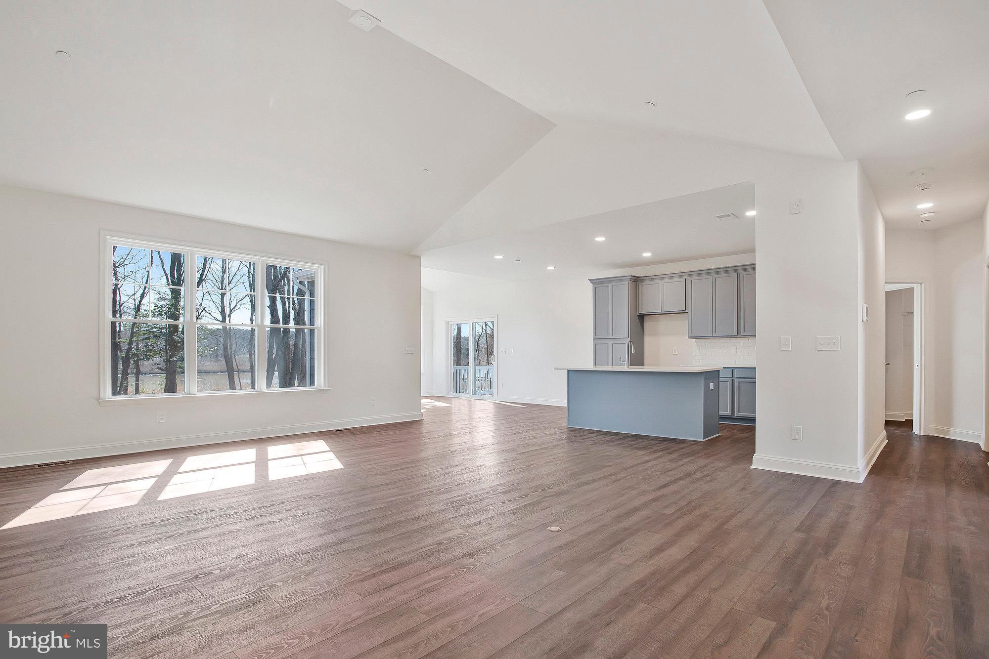 QUEEN ANNE COLONY - Residential