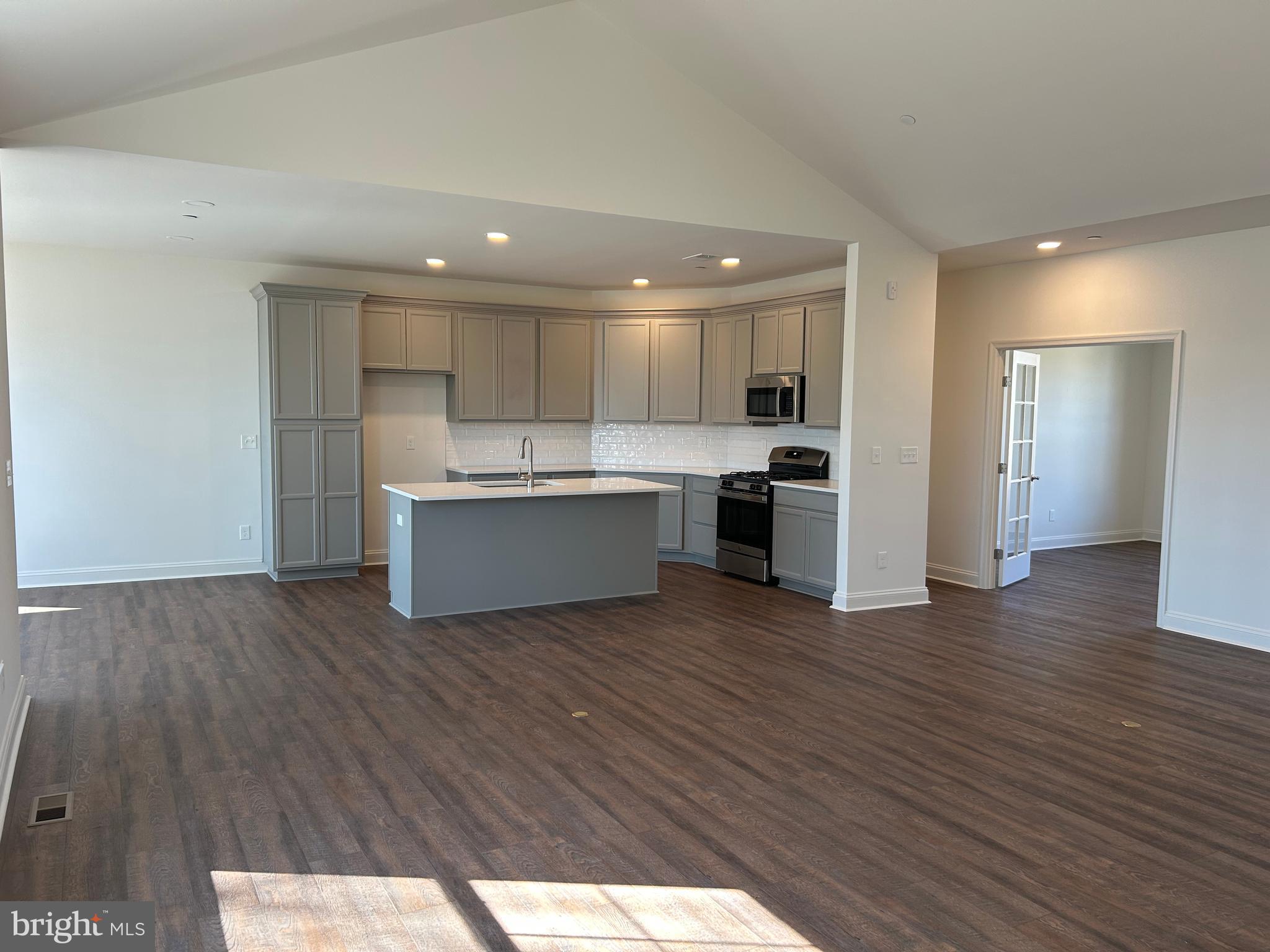 QUEEN ANNE COLONY - Residential